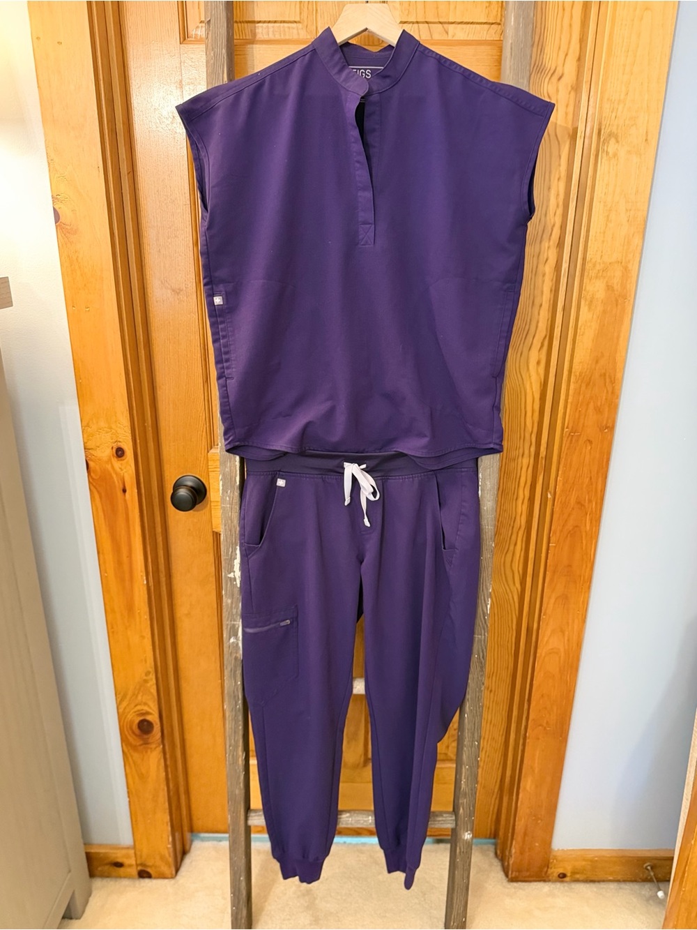FIGS Women’s Rafaela XS Top & Zamora Petite Medium Joggers Set- Purple Jam